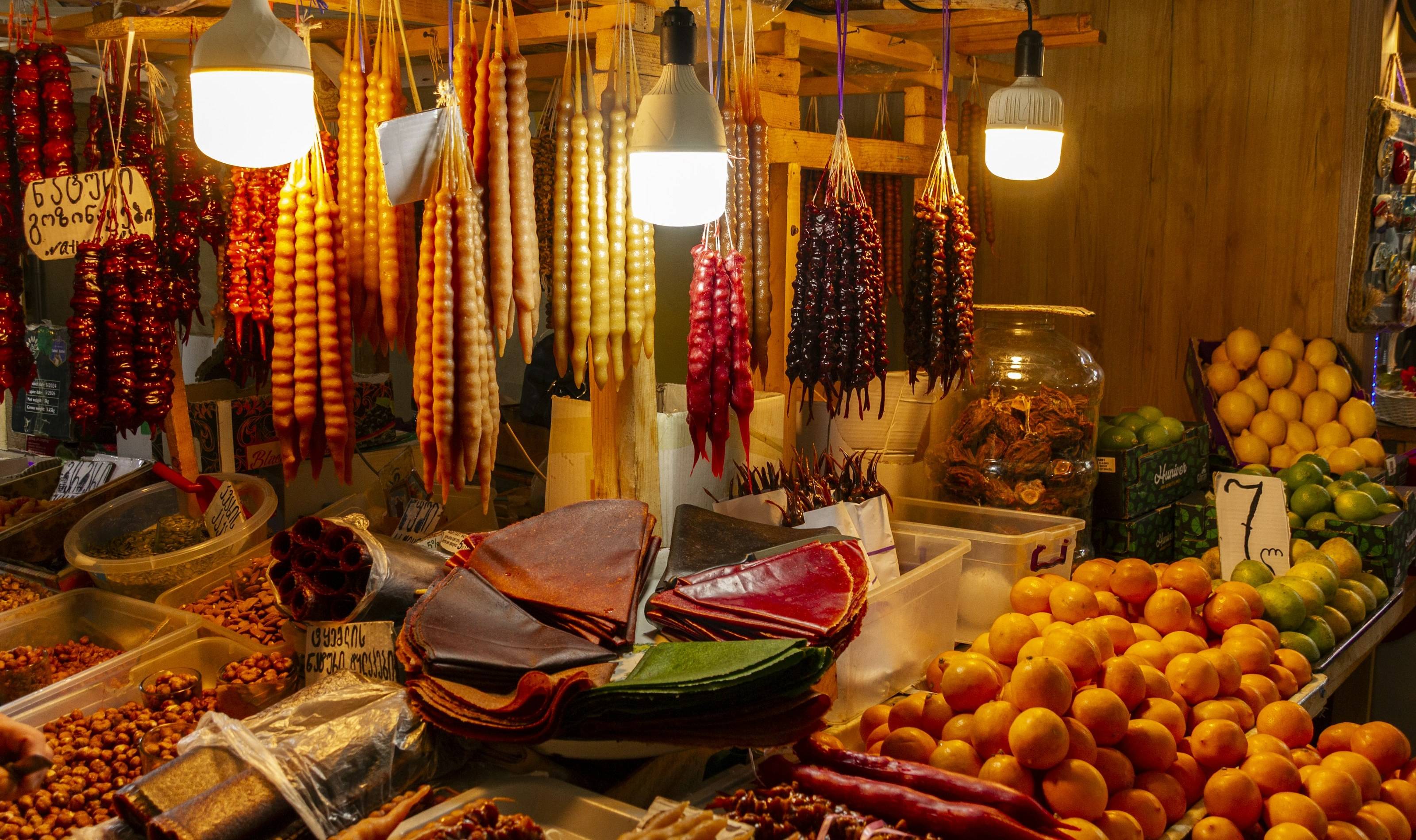 Churchkhela, Fruchtleder, Nüsse und Orangen an einem georgischen Marktstand