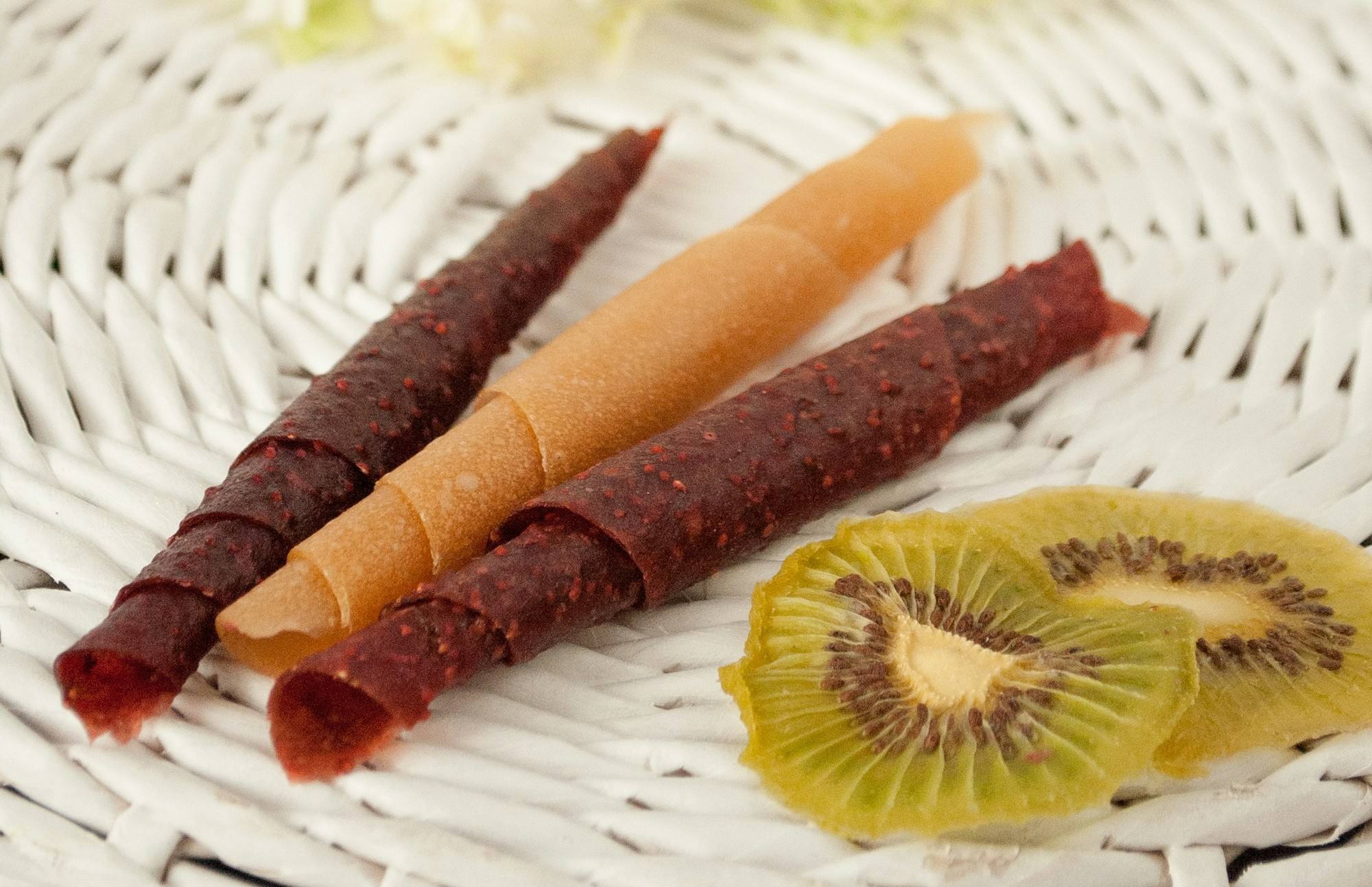 Gerolltes Fruchtleder in Pflaumenrot und Aprikose