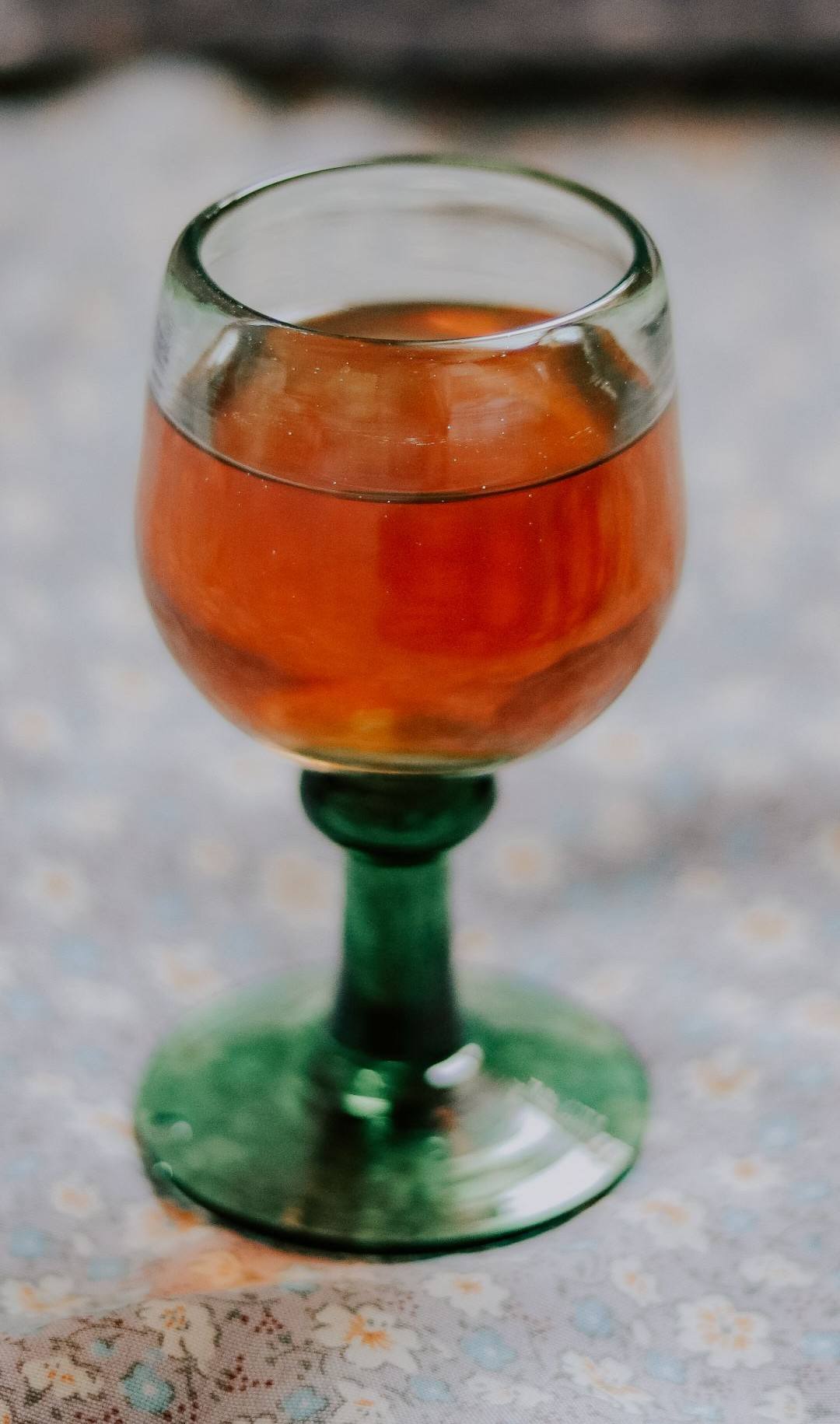 Ein Glas bernsteinfarbener Wein, nah